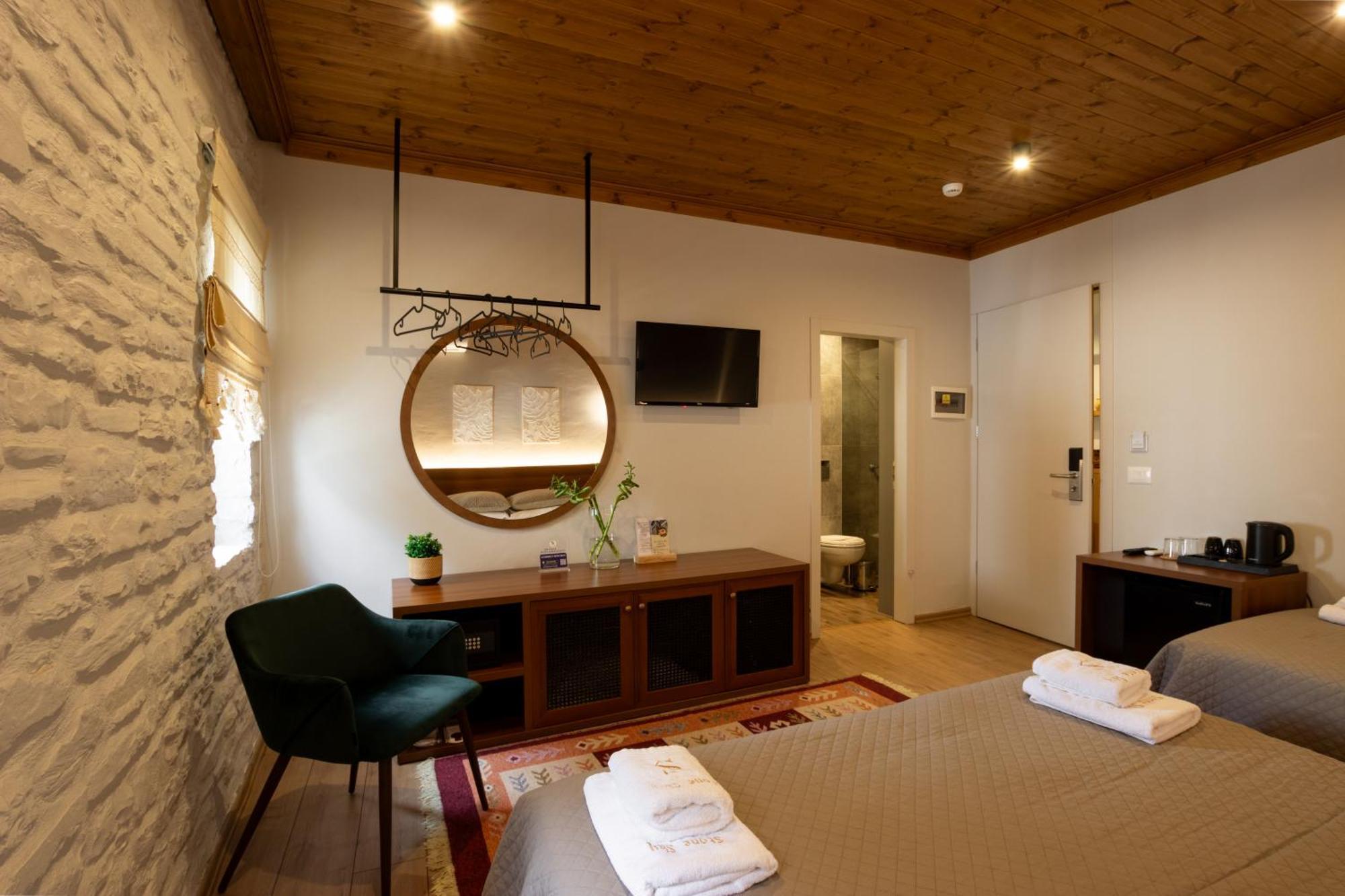 The Stone Sky Hotel จีโรคาสเตอร์ ภายนอก รูปภาพ